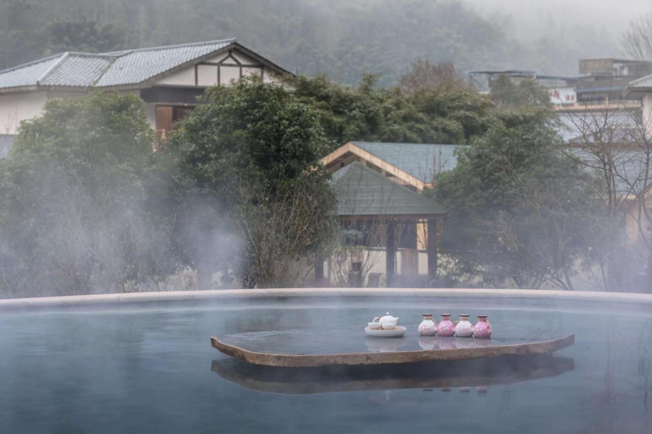 Howard Johnson Huashuiwan Hot Springs Resort Chengdu Eksteriør billede