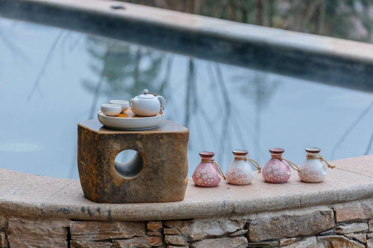 Howard Johnson Huashuiwan Hot Springs Resort Chengdu Eksteriør billede