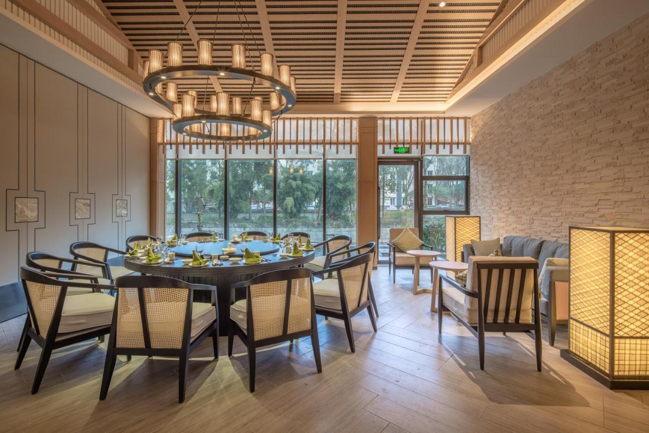 Howard Johnson Huashuiwan Hot Springs Resort Chengdu Eksteriør billede