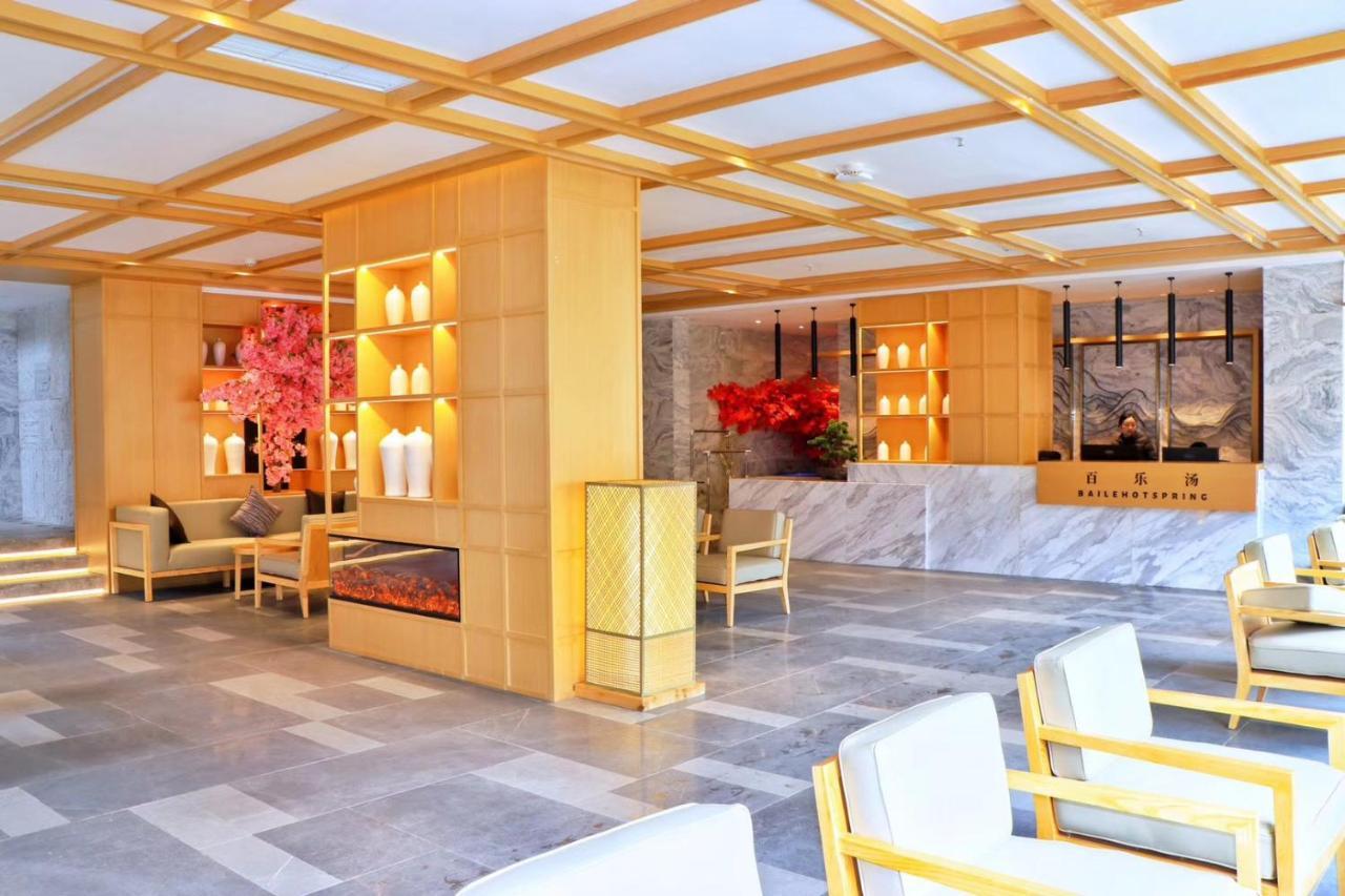 Howard Johnson Huashuiwan Hot Springs Resort Chengdu Eksteriør billede